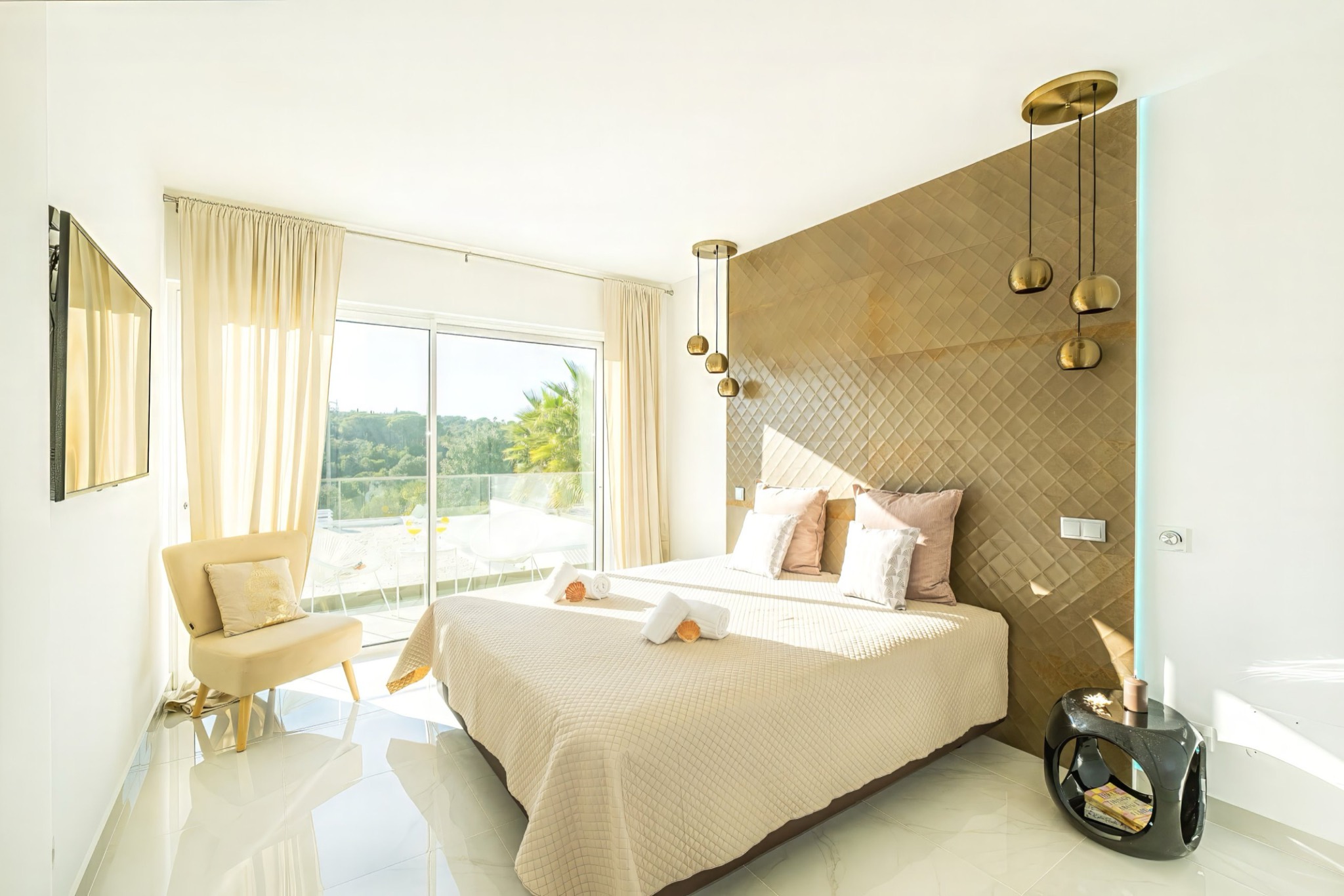 Boa Vida bedroom gold